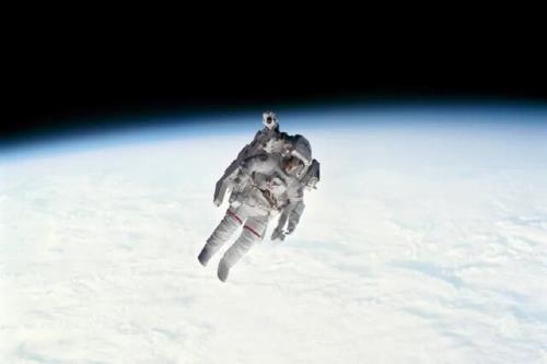 فضانوردان بدون لباس فضایی چقدر می توانند زنده بمانند؟